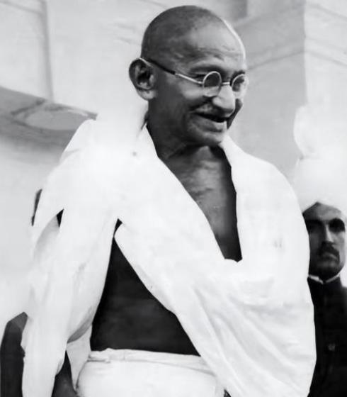 1906年，37岁的甘地开始禁欲，为此，他伤害了不少漂亮女人，包括自己的侄媳妇、