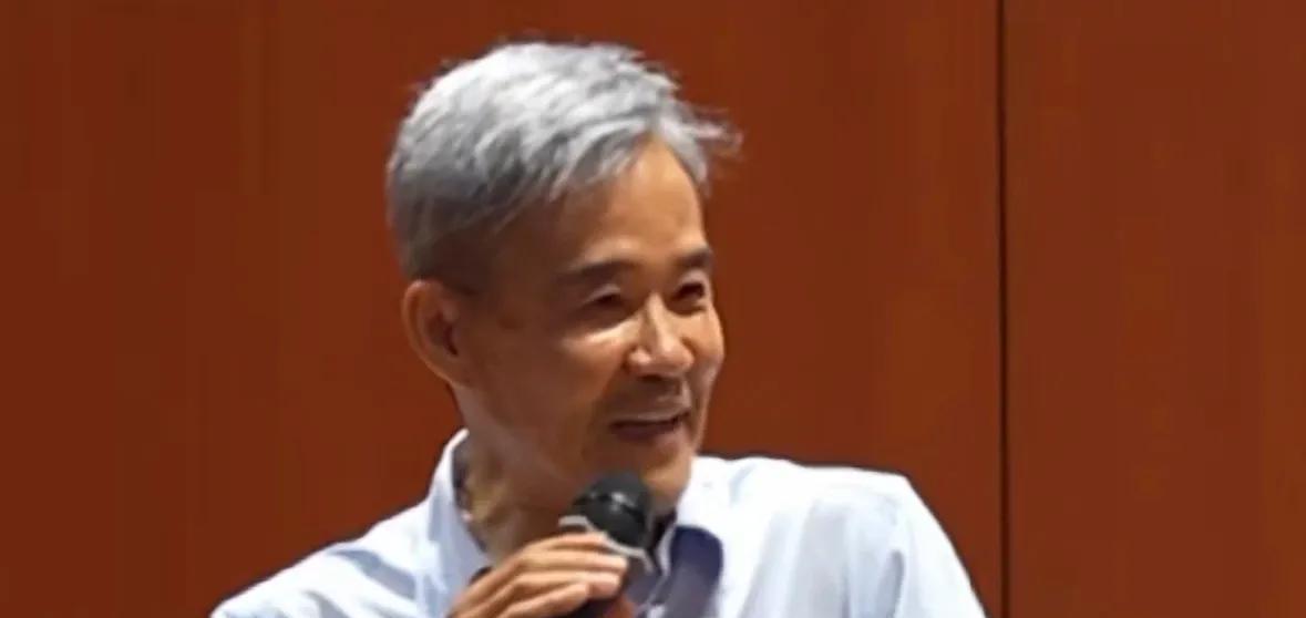 74岁王石戴假发参加大学演讲，却引起非议。曾经他做节目，被拍到头发早已稀疏起来。