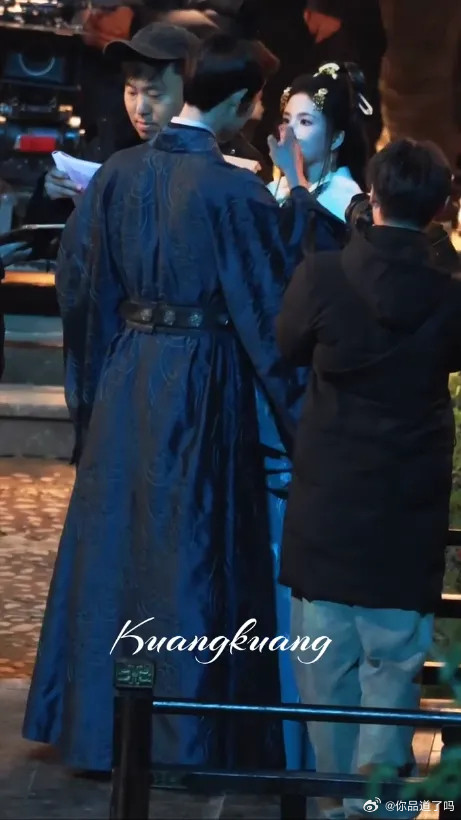 李昀锐和刘些宁拍《归良辰》的夜戏路透出来啦！你看小林多温柔，轻轻摸刘些宁的头发，