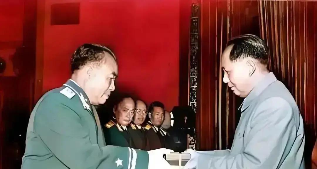 1955年，毛主席为朱老总颁授军衔。朱老总接过元帅命令状时，毛主席调侃：“玉阶兄（朱德的字），你可是