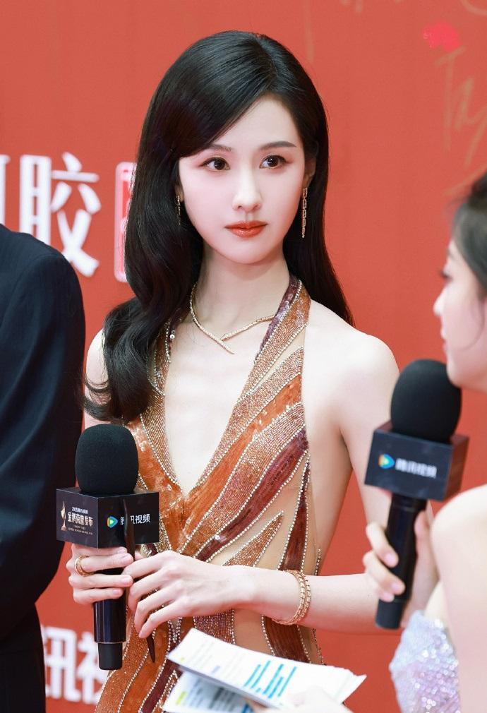 今天陈都灵在出席时尚活动的时候搭配的好靓丽，气质特别的出众，看起来非常的迷人。