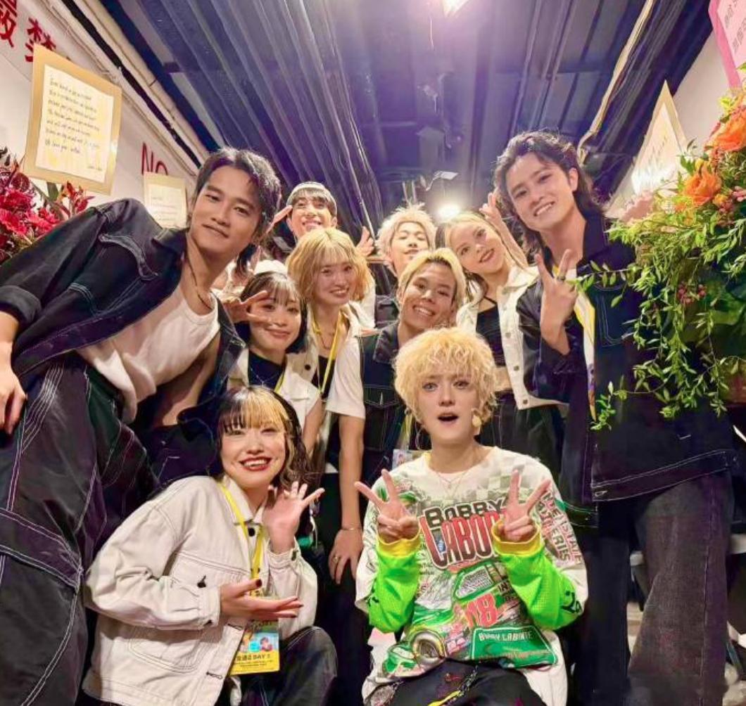 鹿晗与演唱会员工后台合照网友晒鹿晗演唱会与员工后台合照！一起感受工作浪漫好好啊