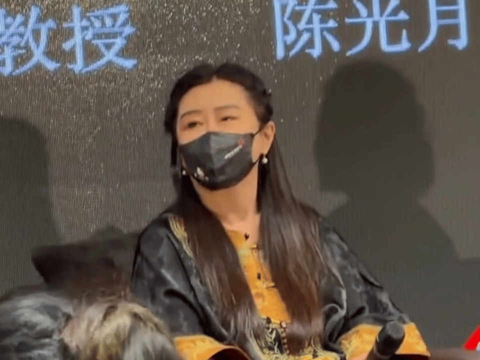 王祖贤在2026年1月初亮相于美国硅谷举办的中医论坛活动，全程戴着口罩，只露出一