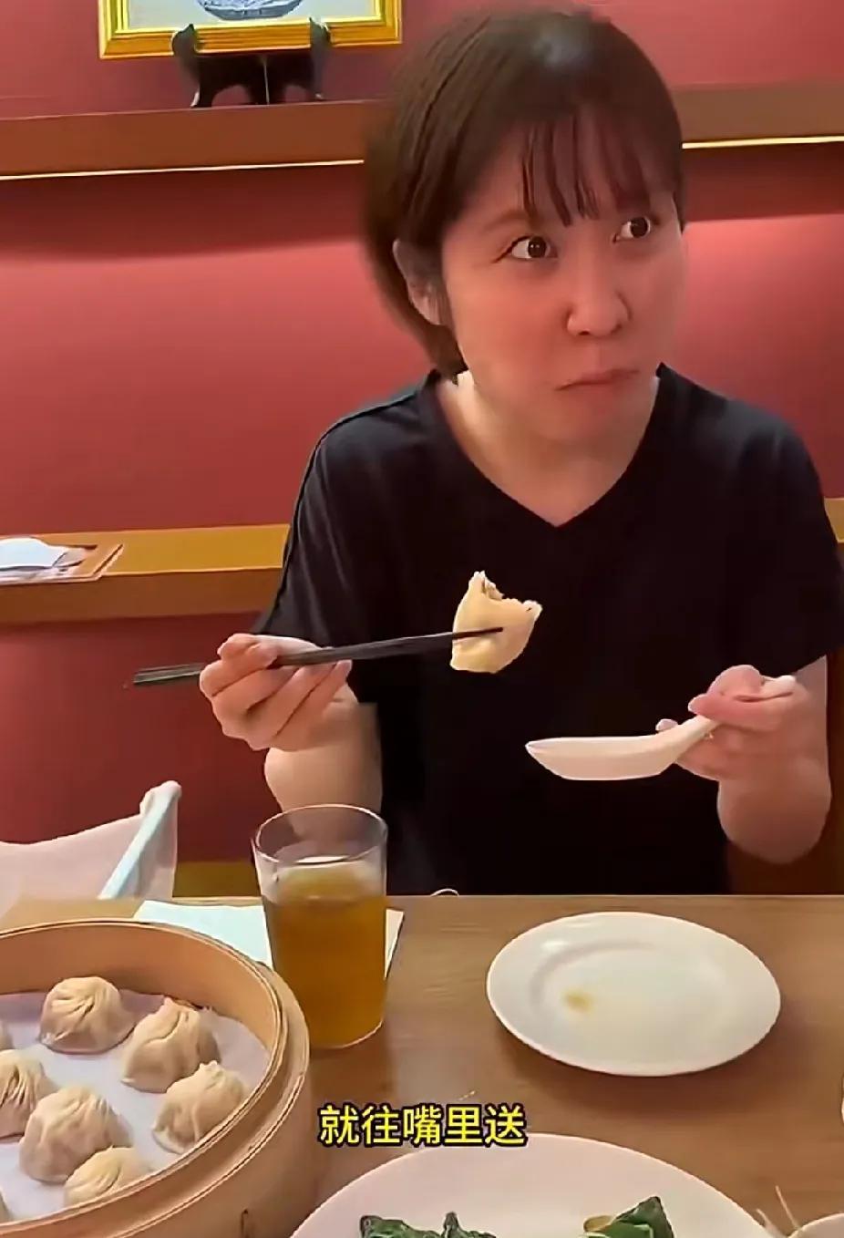 刷到平野美宇吃中国饺子的视频啦，这姑娘好可爱！视频里，她津津有味地品尝着美