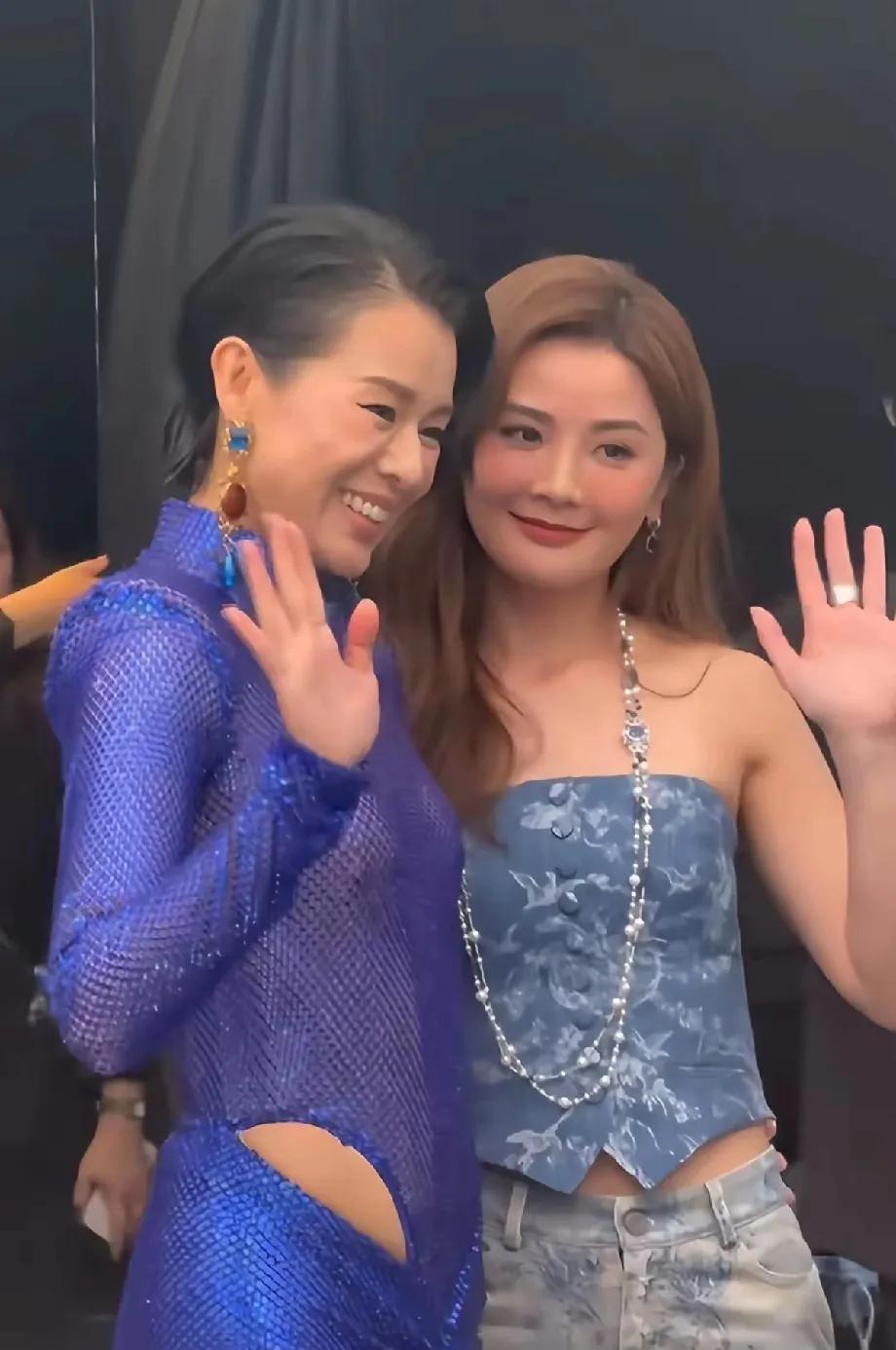 阿Sa胡杏儿同框，两人都好美啊，阿Sa依然有少女感，胡杏儿短发英姿飒爽，这个服