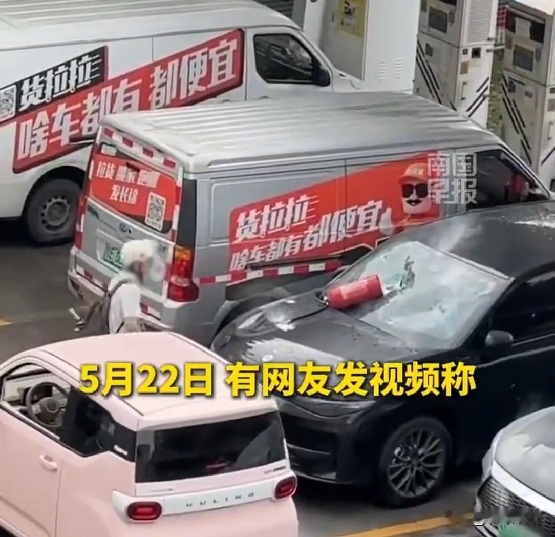 佛山一充电站，男子急着充电，可车位却被2台油车占了。一气之下，他抄起灭火器把车砸