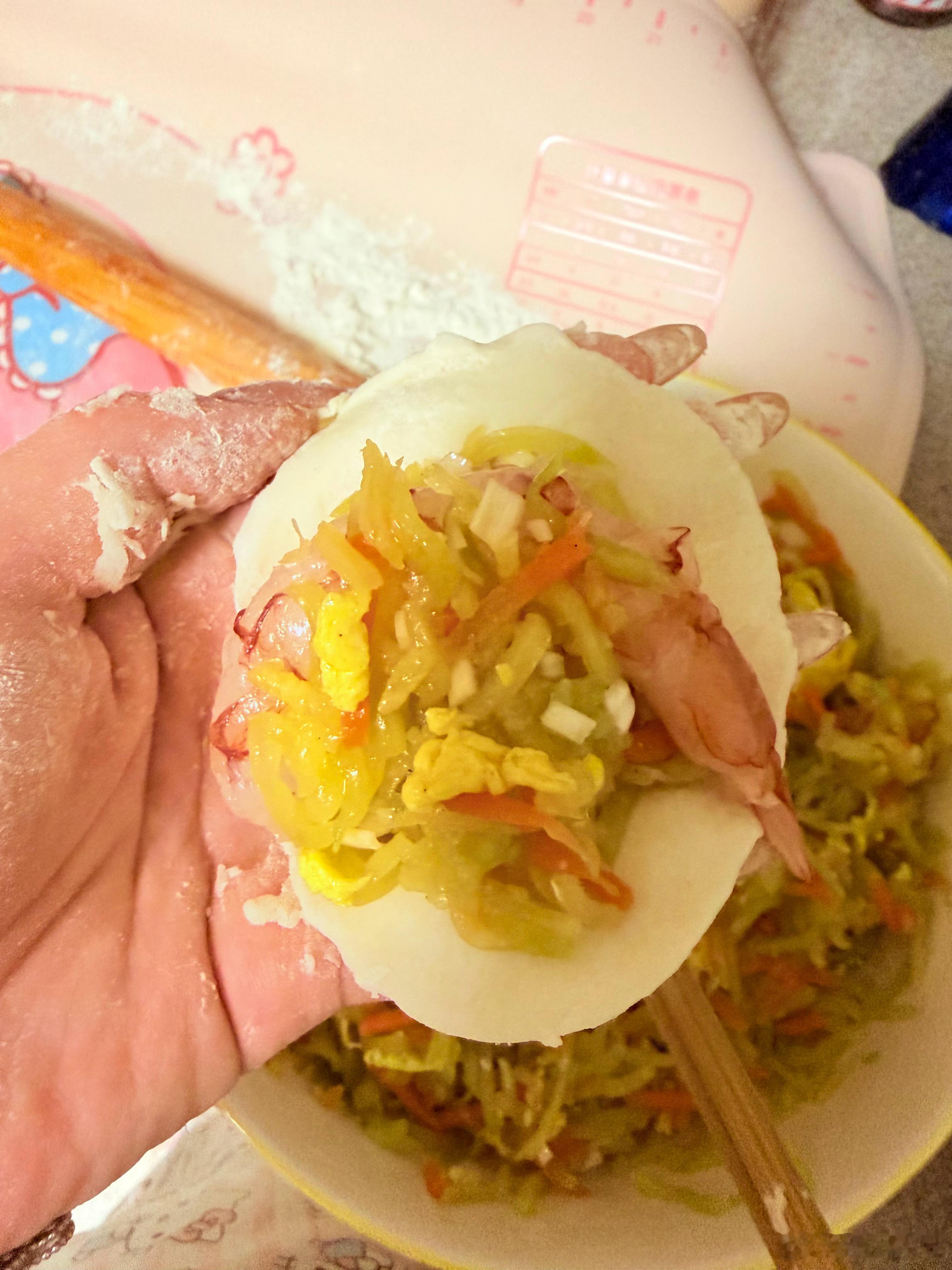 今天包蒸饺，西葫鸡蛋虾仁和韭菜鸡蛋海参虾仁，每个都有一颗超大虾仁吃着过瘾，最多就吃2-3个。新买的猕
