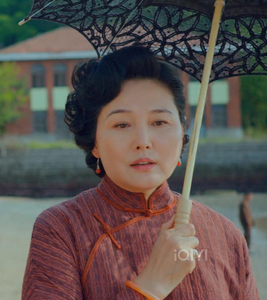 在《沉默的荣耀》里看到了张延，她演的是国民党军官太太殷雪芬。年龄大了人也胖了