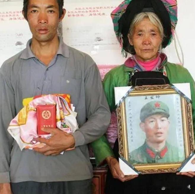 她是《高山下的花环》连长梁三喜原型的遗孀！2007年，她贷款2000元作路费，带