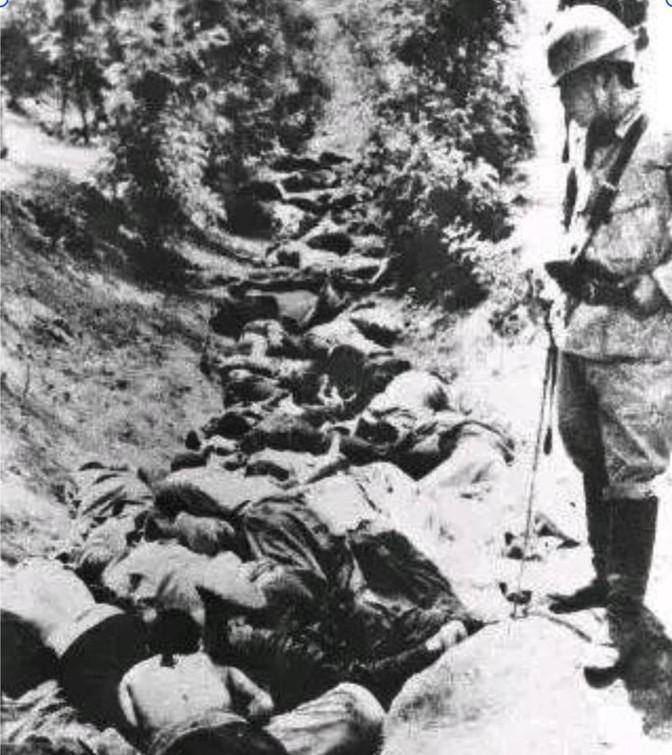 1940年，八路军一营被日军三面包围，营长竟诈降，还故意扔枪。急的一个连长大喊：