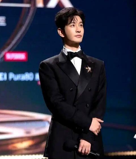 540万拍在桌上那年，华谊的打印纸还飘着油墨味。2008，黄晓明掏出全部身家，