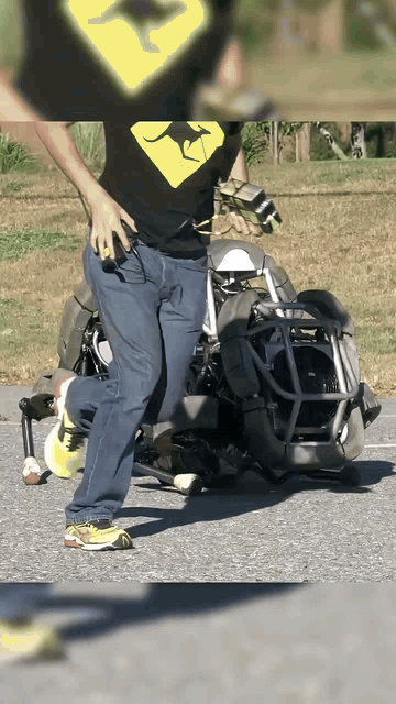 你见过烧油的机器狗么？看起来猛动起来又萌？它装着从波士顿来的两冲程加卡特发动机