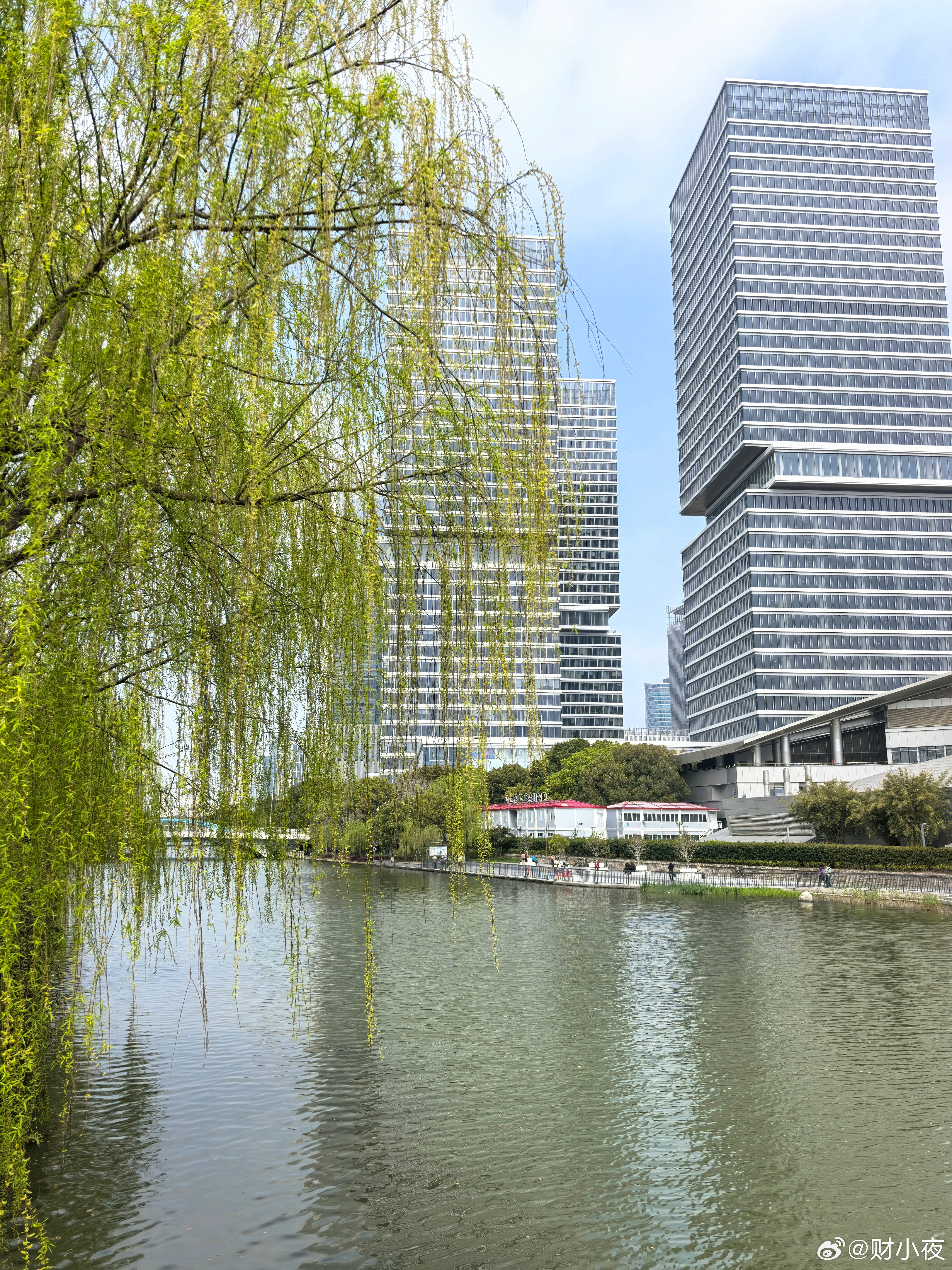 以前买房，靠的是中介带看、朋友推荐、自己跑盘。信息不对称，是最大的坑。同一套房，