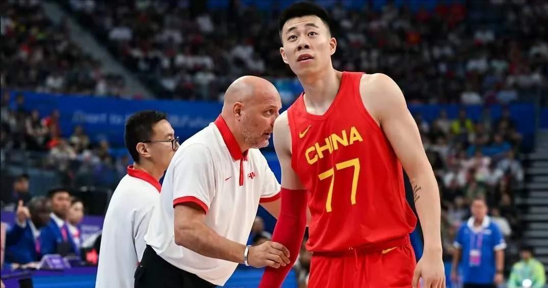 打CBA很强，但到了国家队表现就不太行的四名球星。他其实这类讨论每年国家队比