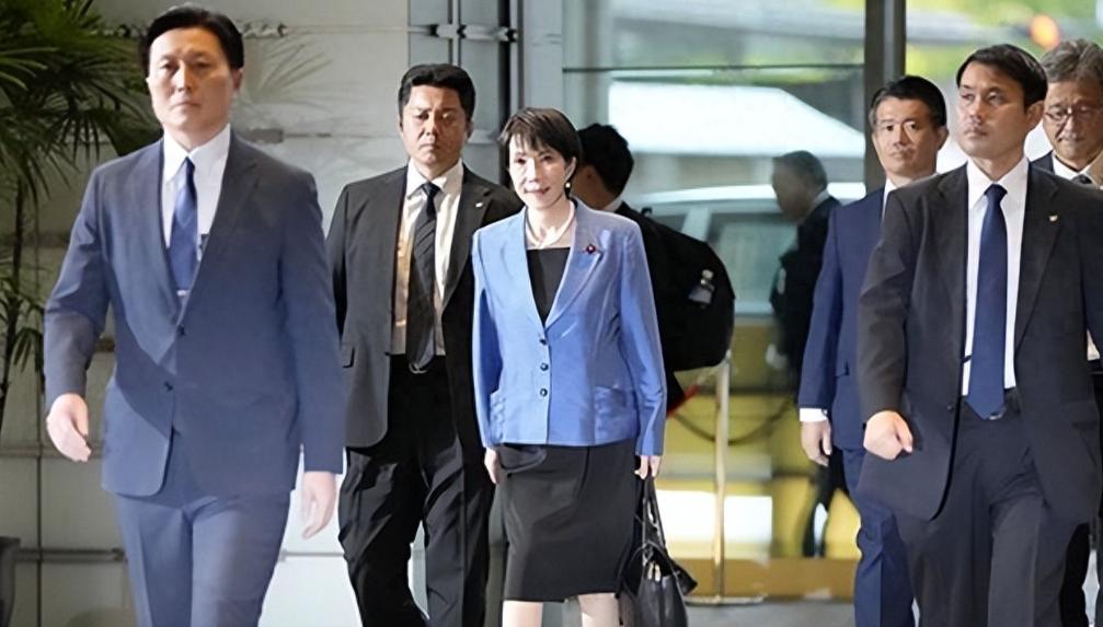 日本半死了，如果仅是中国一家制裁日本，日本可能还剩一口气。日本现在面临的问题