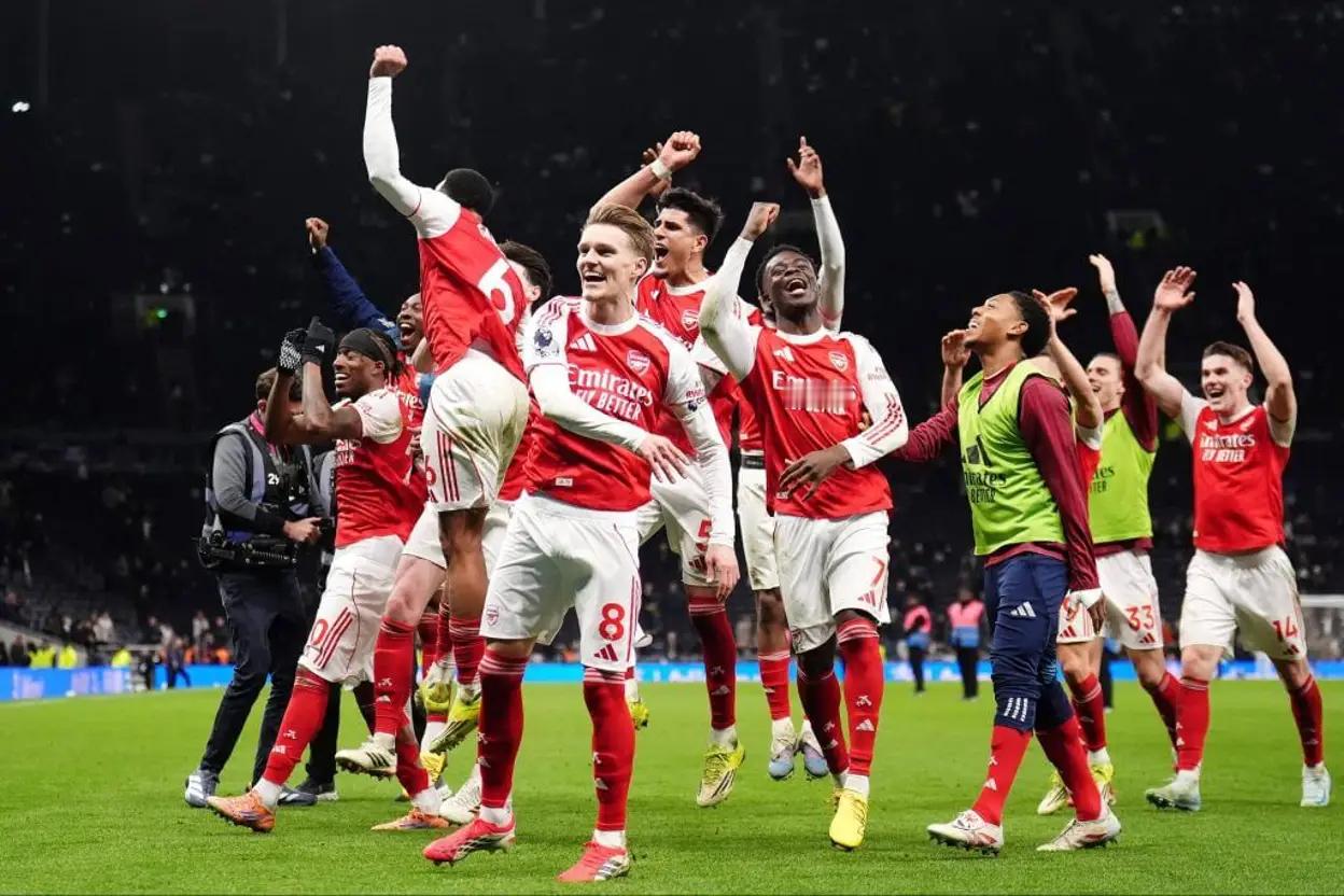 全力出击，不留遗憾。托特纳姆热刺热刺在赛前营造的盛大仪式感，试图给“阿森纳充满焦