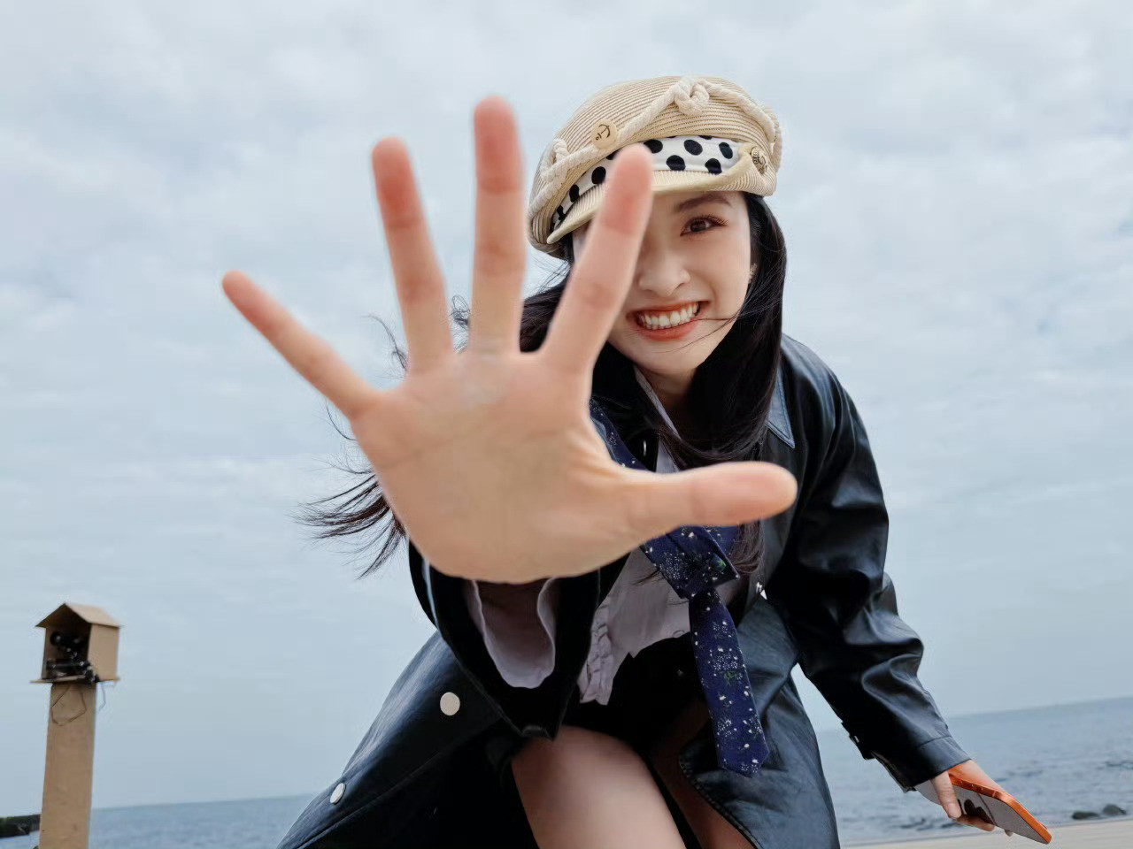 谁给王鹤棣拍的照谁给王鹤棣拍的照？原来是我们沈月啊，月月镜头下的棣棣帅的要命！亲