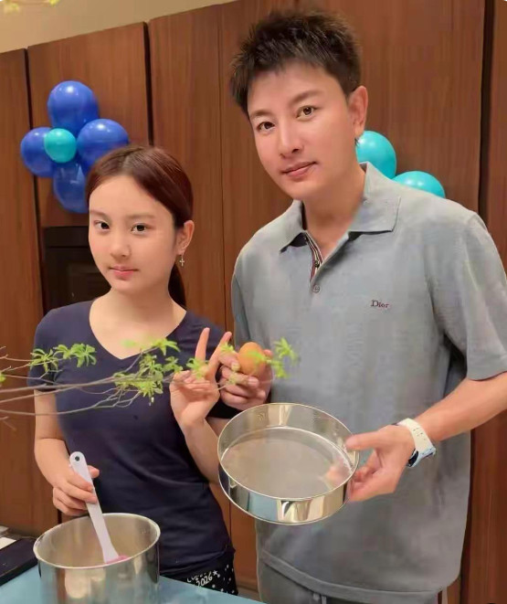 看了甜馨读的学校，就明白贾乃亮为啥要拼命带货了，甜馨是纯正的中國國籍，不能选择星
