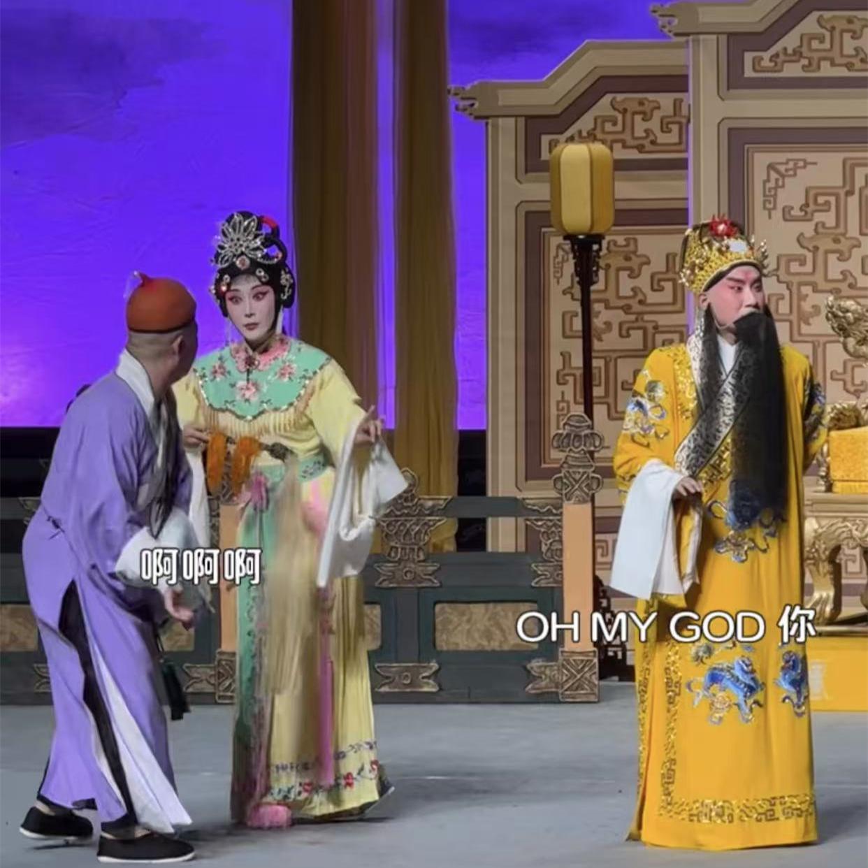 胡嘉博太原唱戏又被“打”，大姑姐陶婉岚前排吃瓜，评论区很热闹说什么的都有！德云社