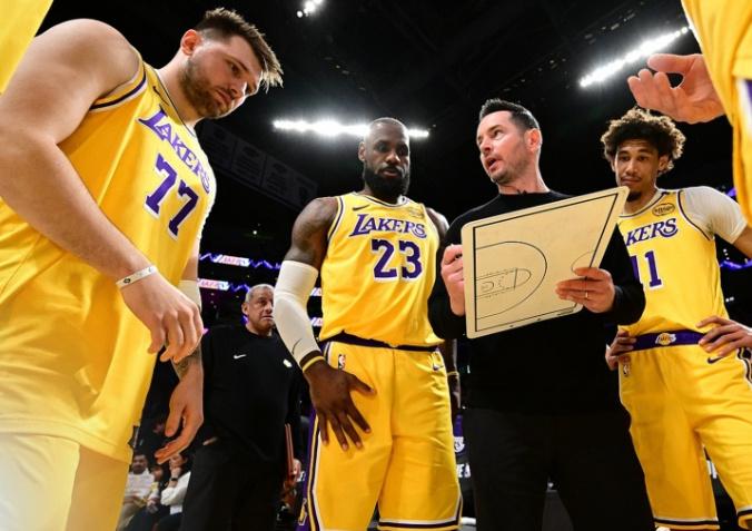 湖人队“3连败”期间罚球数：对阵快船：全队罚球23次（快船20）对阵太阳：全