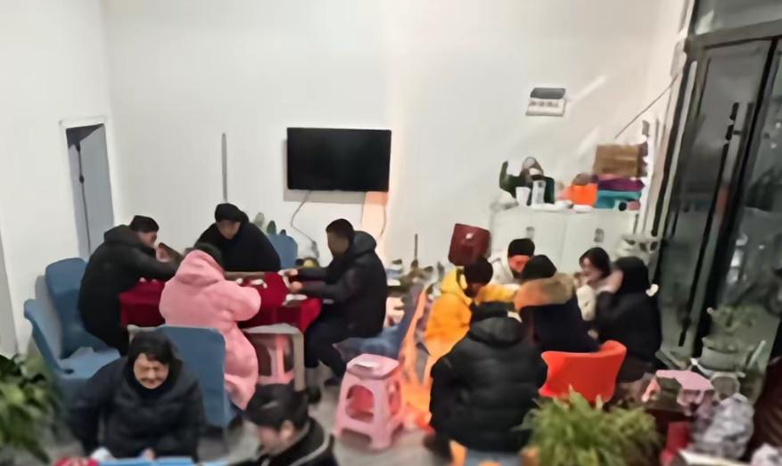 过年回家大家有没有发现？大家庭团结的秘密就藏在这些细节里！你看那些兄弟姐妹多