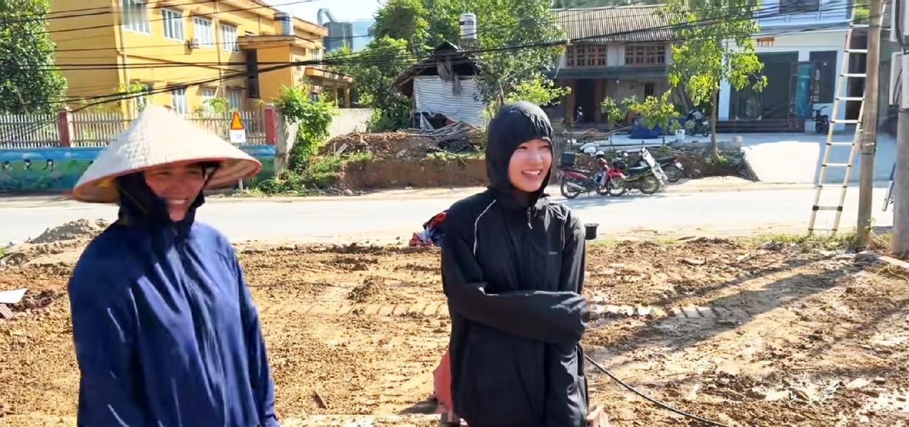小松和秋秋带着大家去看丈母娘和大姐一起租的那块地。地块不小，现在地基都打好了，他