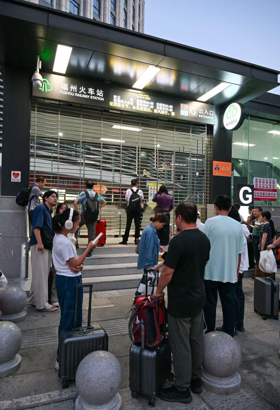 福州地铁滨海快线国庆假期的首趟直达车满座