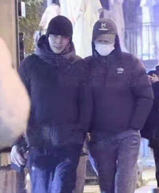 何穗这个女人凭什么36岁，生过孩子，深夜街头挽着陈伟霆散步，笑得比当年走维密还