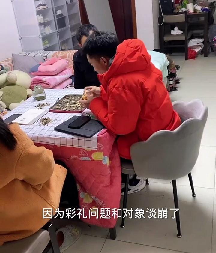 一女子跟男朋友谈了三年，说好了10万彩礼，但是结婚之际，她觉得10万太少，她想要