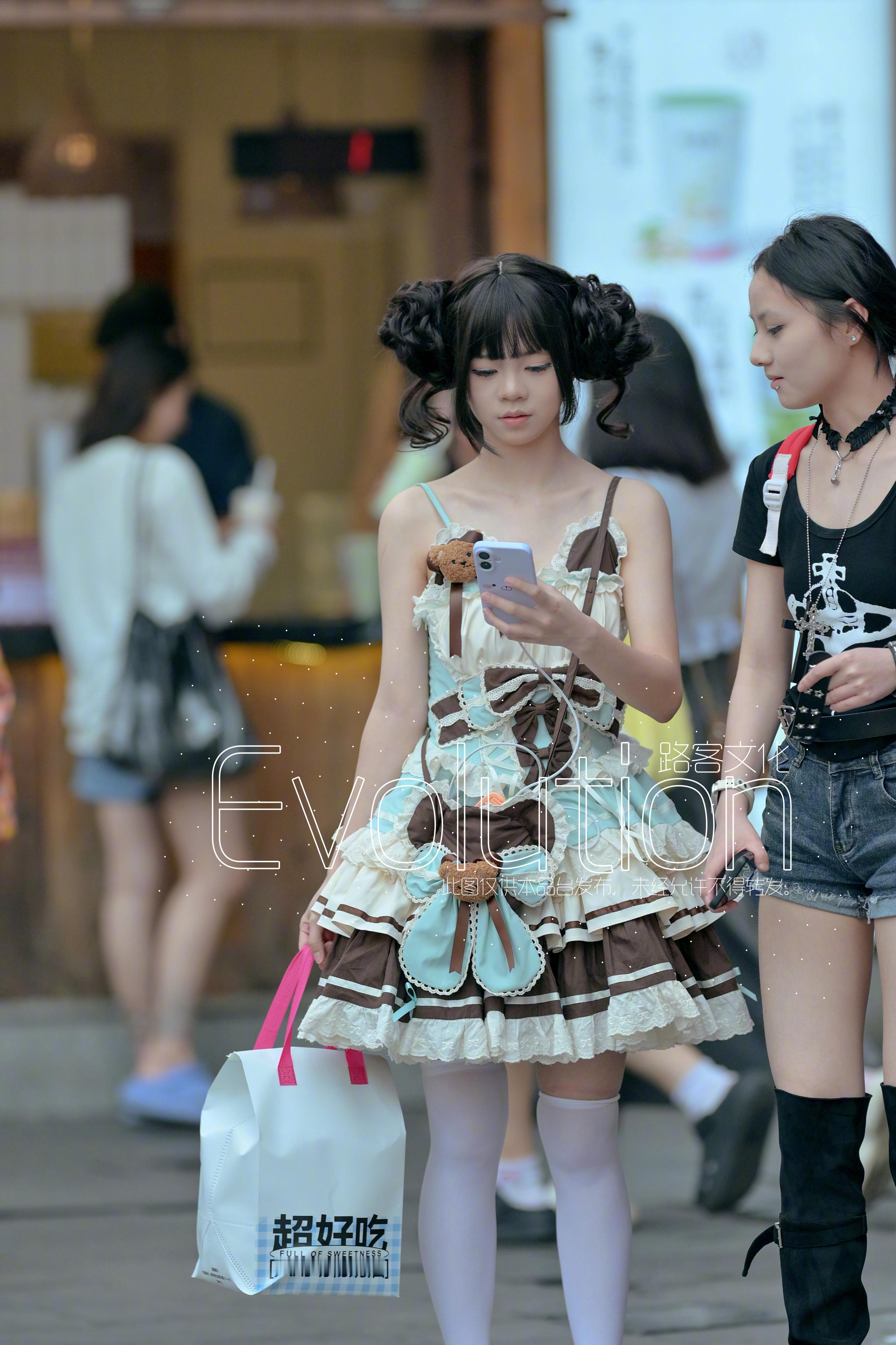 小姐姐的发型和服装都好精致​​​
