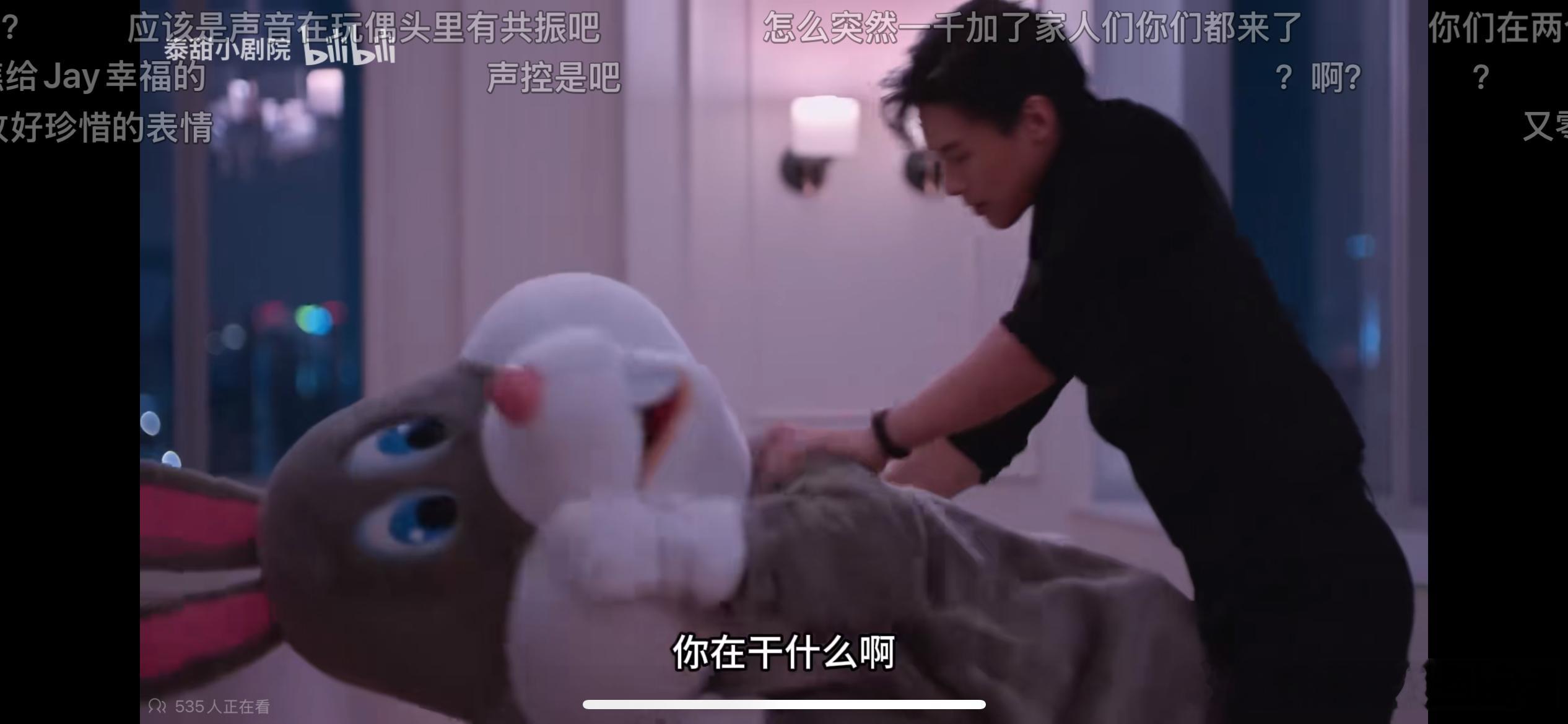 卧槽我要笑疯了，这画面太诡异了，一个西装革履的男人突然按住一只兔子欲行不轨，笑吐