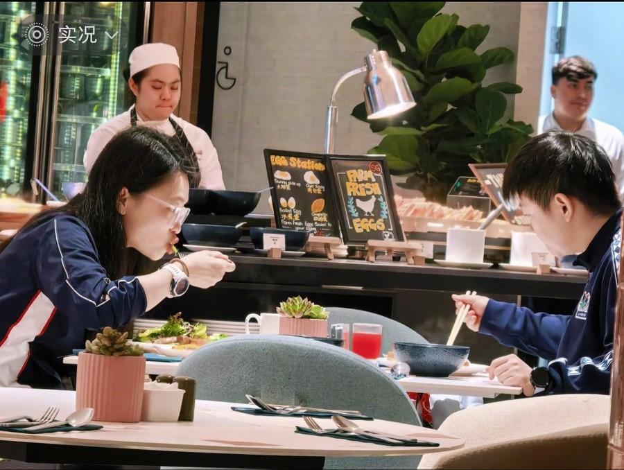 孙颖莎也是好起来了，在新加坡下雨不用自己撑伞，酒店吃早餐，手离筷子好远，网友说她