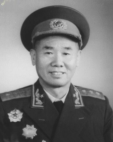 1984铁道兵完成集体转业，司令员陈再道卸任后的闲暇时光1984年，根据百