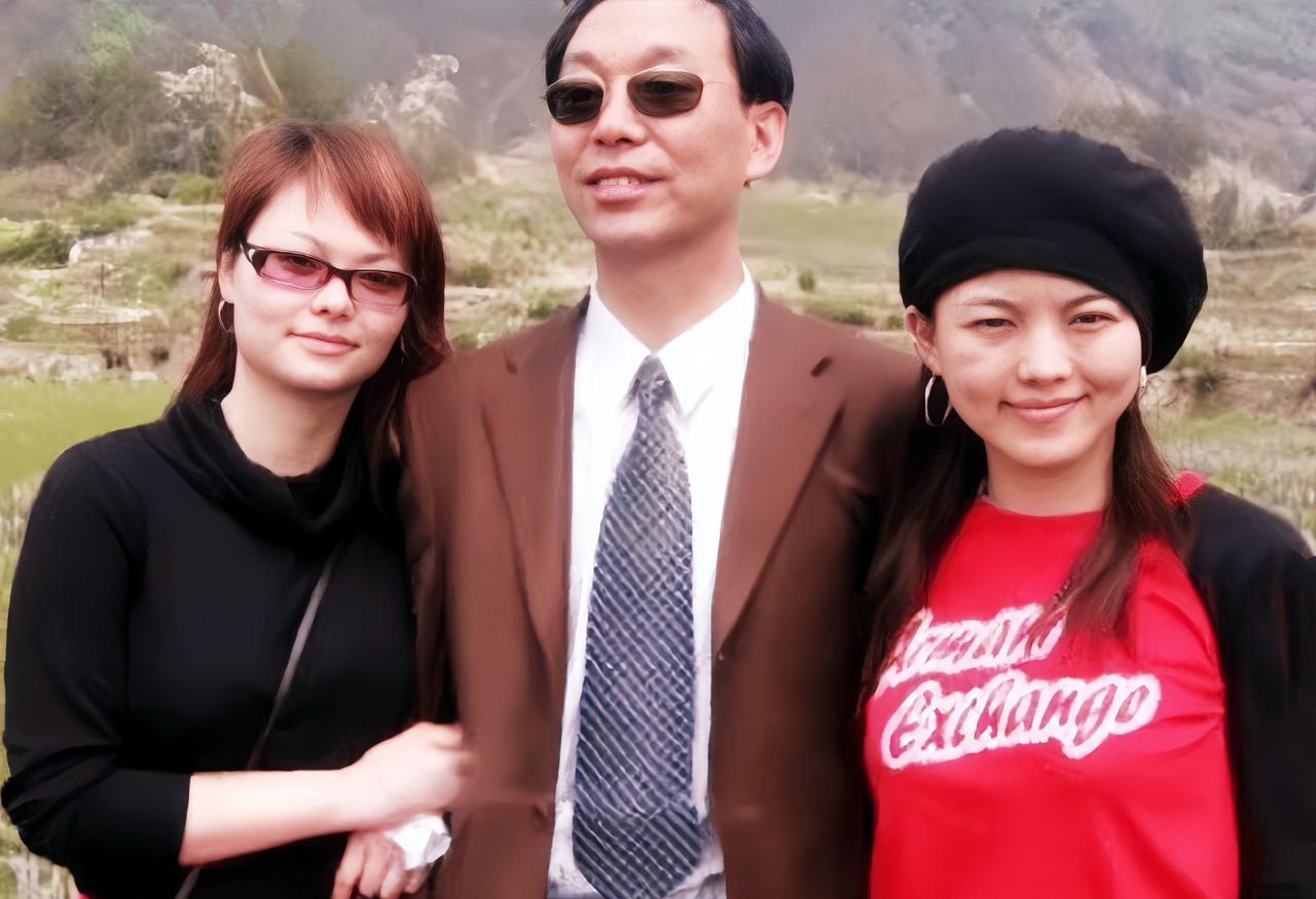 最近李湘一家的旧照火了！998年全家福中，身穿ArmaniExchange红T