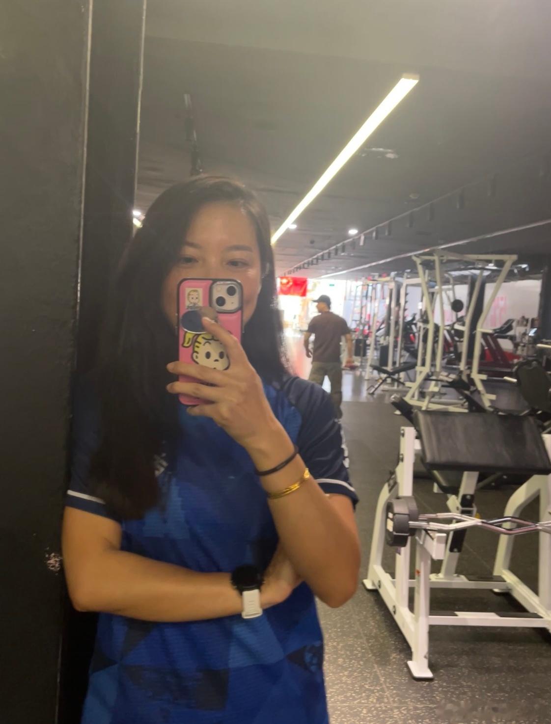 忘记是哪年的西马参赛服，别的衣服都扔了，就这件是我的最爱。