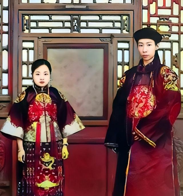 这位帅气的美男子正是大名鼎鼎的晚清重臣僧格林沁的曾孙子阿穆尔灵圭亲王。阿穆尔灵圭