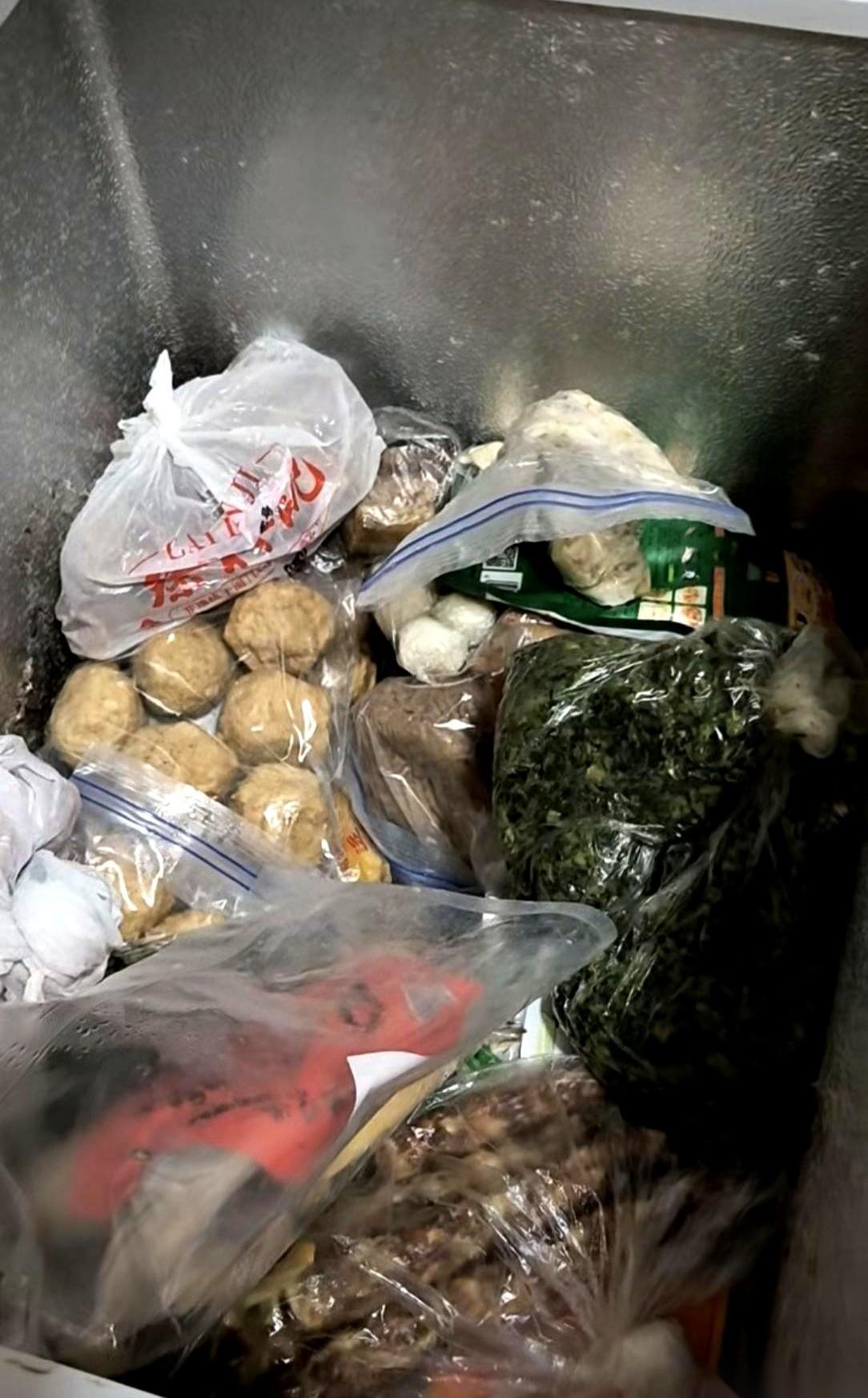 我今天算是开了眼了。一整个冰柜，加一个大冰箱，几千块钱的年货，全烂了。那个味