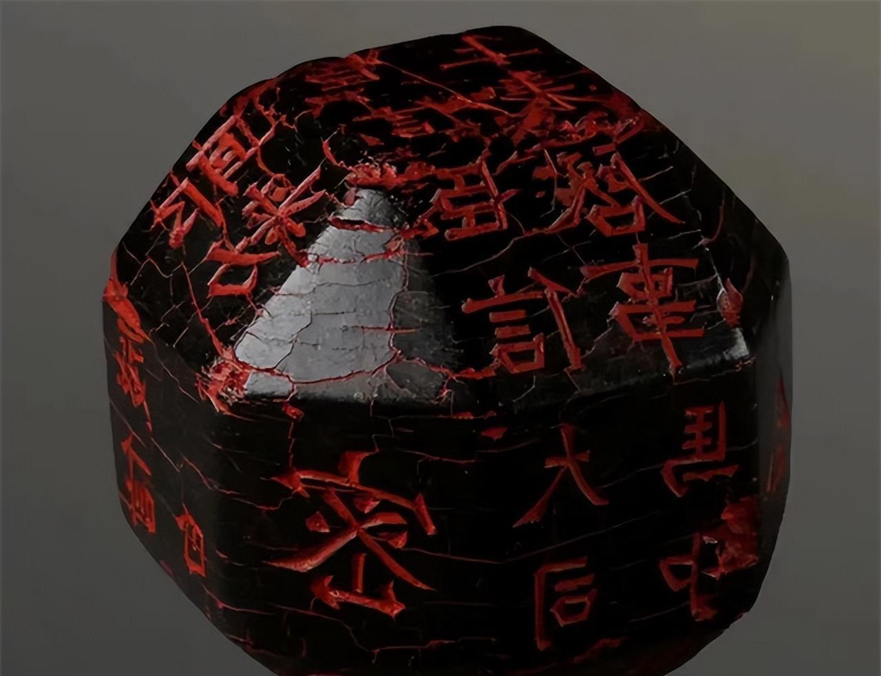 1981年，陕西一学生在路边玩耍，突然捡到一个“麻将骰子”似的石头，他正要一脚将