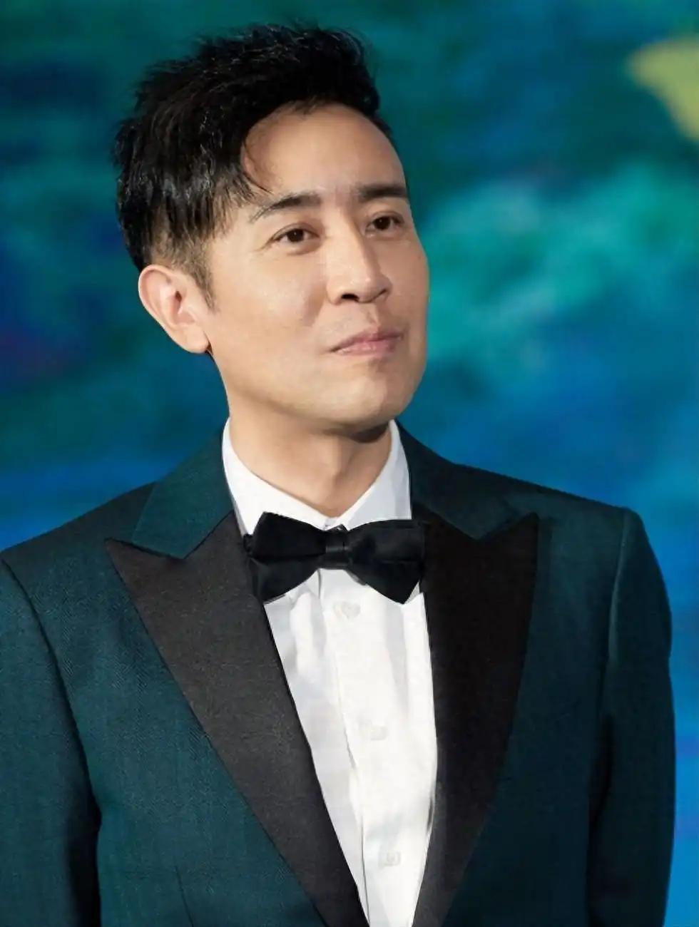 演员于和伟说：“我上大一的时候，有天家里来电话，说我大姐去世了，肺癌，听到这个消