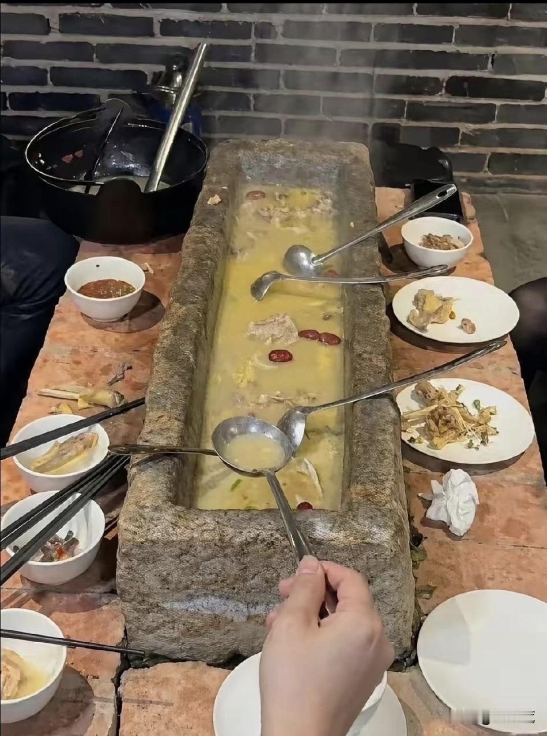 这锅确实挺特殊的，别的咱不说，就说吃完了怎么刷锅，有没有人知道？