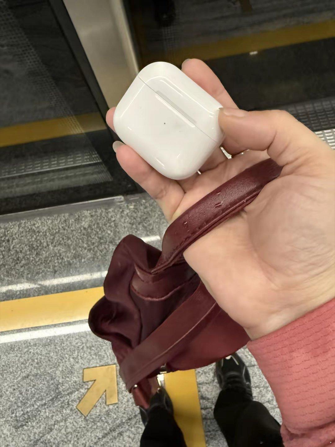 广州地铁的安检最恶心…没有之一就一个小小的耳机…她竟然跟我说：“您好，您有两个