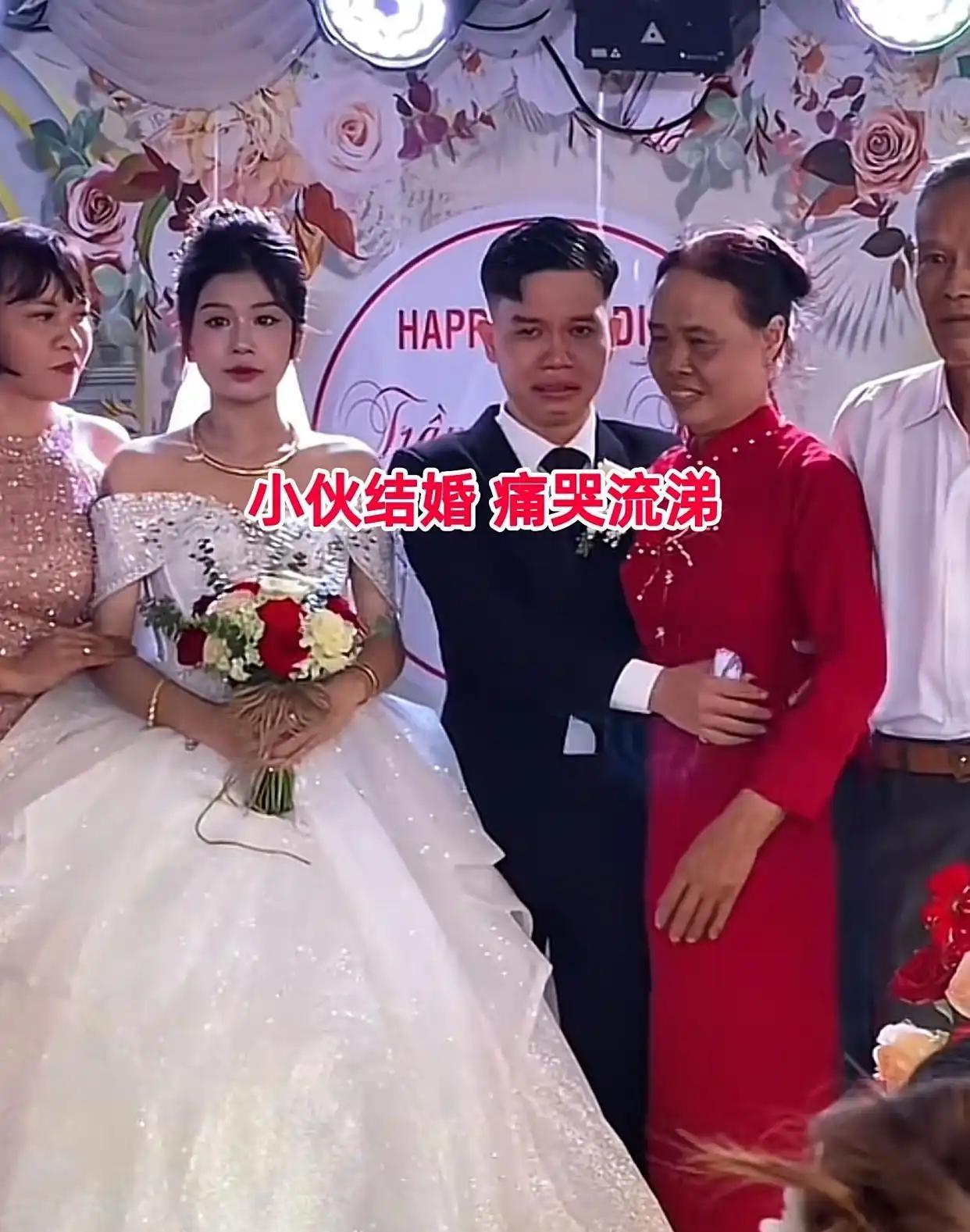 婚礼本该是满心欢喜、迎接新生活的日子，台上的新郎却全程红着眼眶，止不住地掉眼泪。