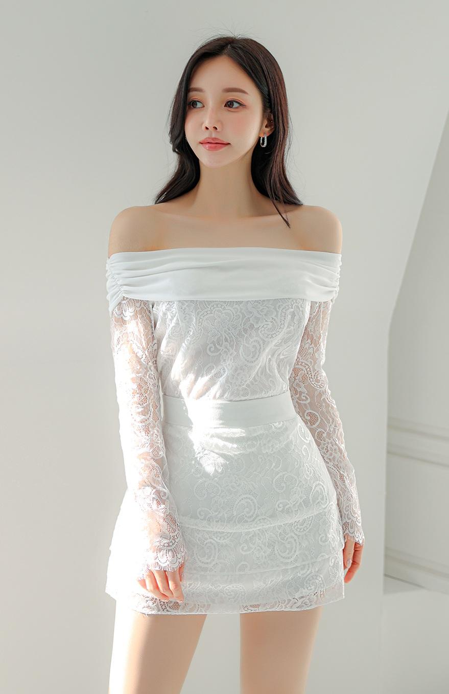 孙允珠的蕾丝连衣裙简直是甜美少女心的代名词！像她穿的黑色蕾丝连衣裙，修身剪裁把身