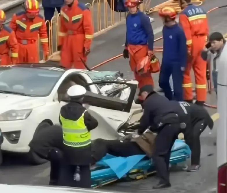 武汉那辆被砸的白车，司机30多岁，从车里出来的时候，双手扶着腰，表情看不出什么大