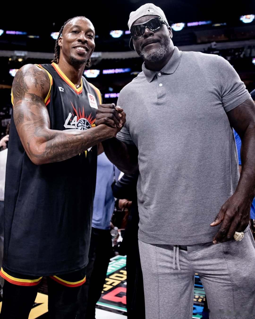 世纪和解！奥尼尔来到BIG3现场观看霍华德比赛，两人握手并合影👀奥尼尔随后接
