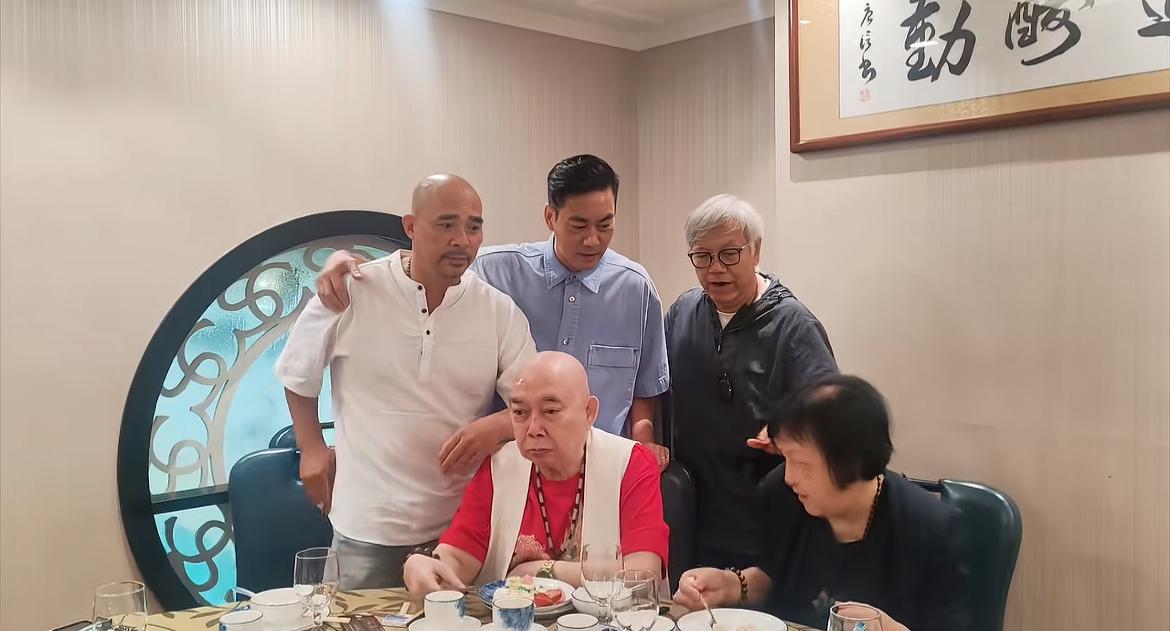 《少林足球》剧组聚会并为“大师兄”黄一飞庆祝生日独缺五师兄周星驰和六师弟林子聪
