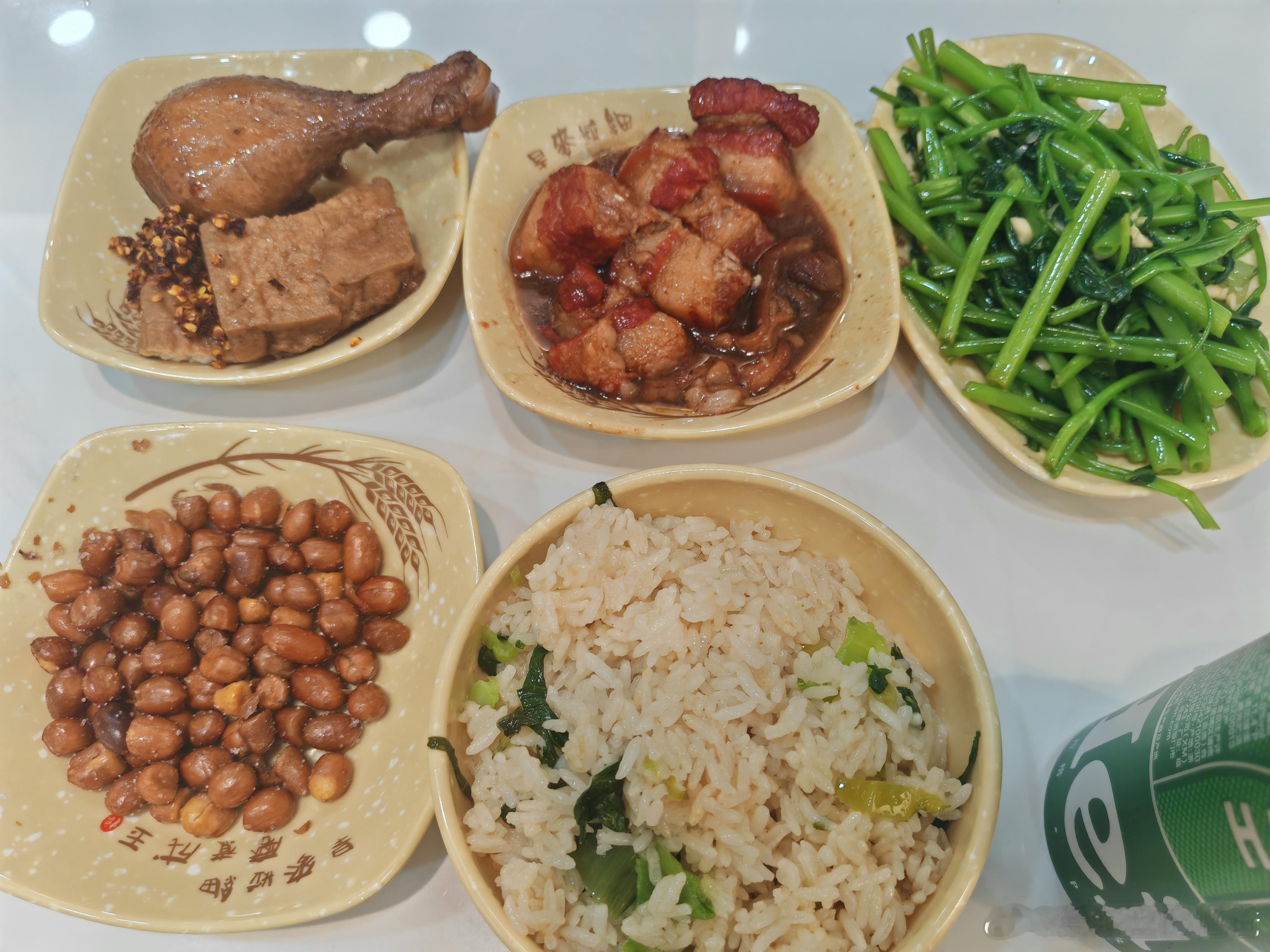 四菜一饭，22元，啤酒外面买的，6块5。太安逸了，