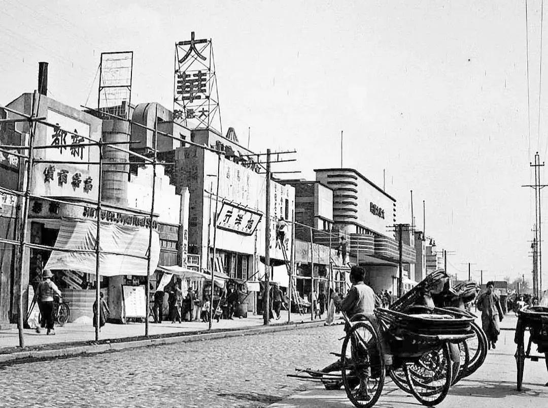1927年南京，当时著名的大华电影院。