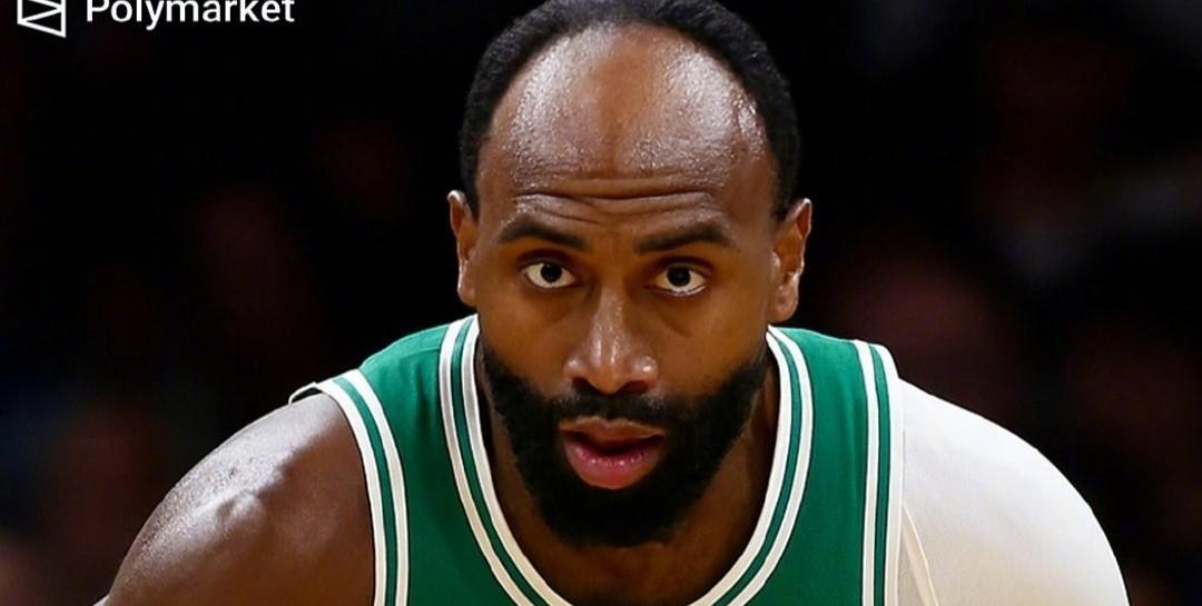 杰伦布朗居然也秃头了，他的发际线粉被清晰地拍到了。凯尔特人上一场比赛里出现了很