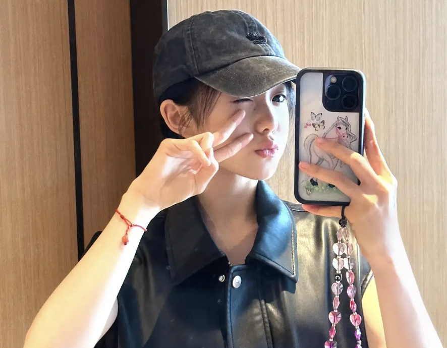刘浩存对镜自拍少女感与俏皮wink的完美结合
